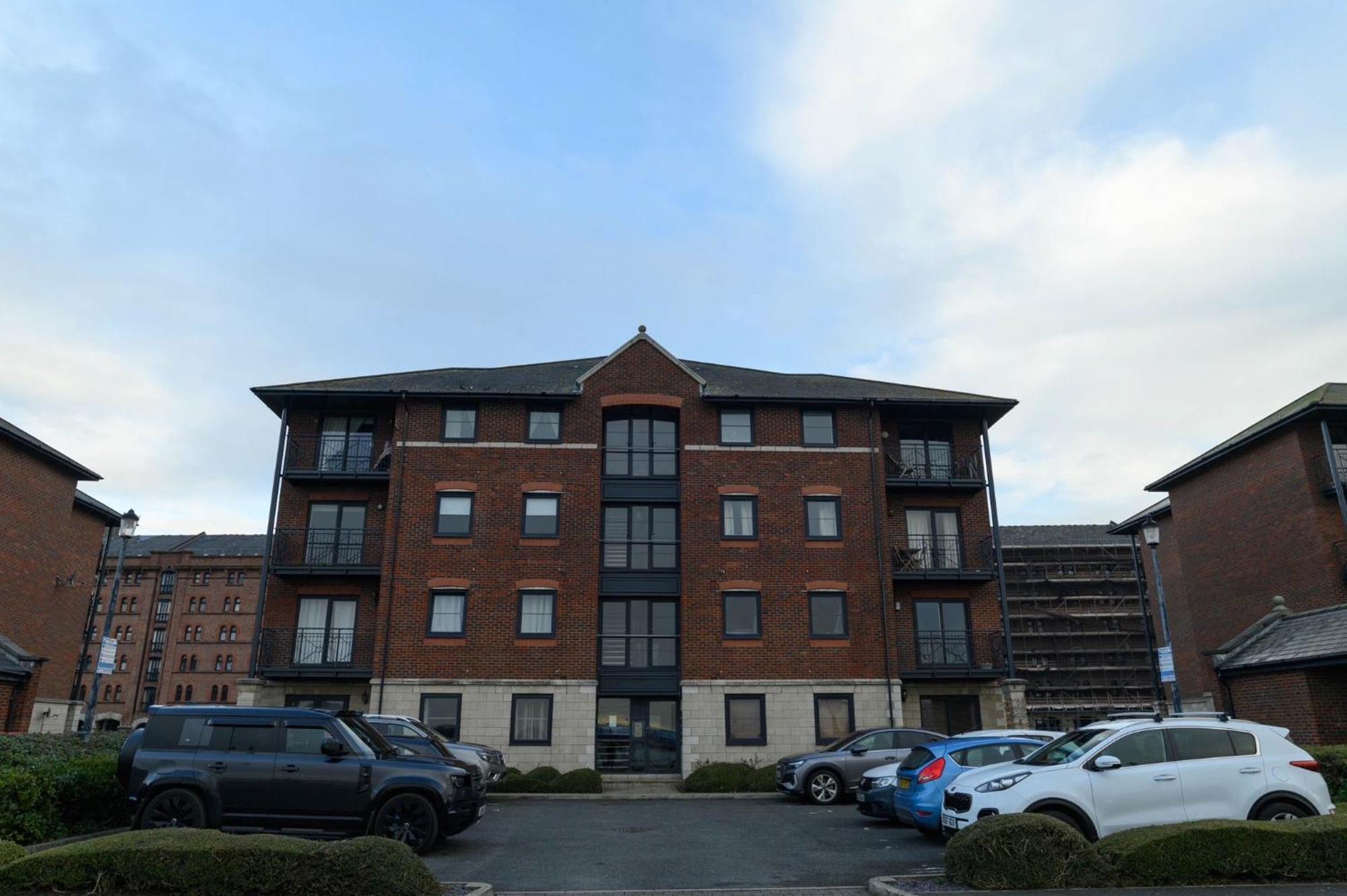 Apartment Stunning Location With River View And Parking Space Included Liverpool