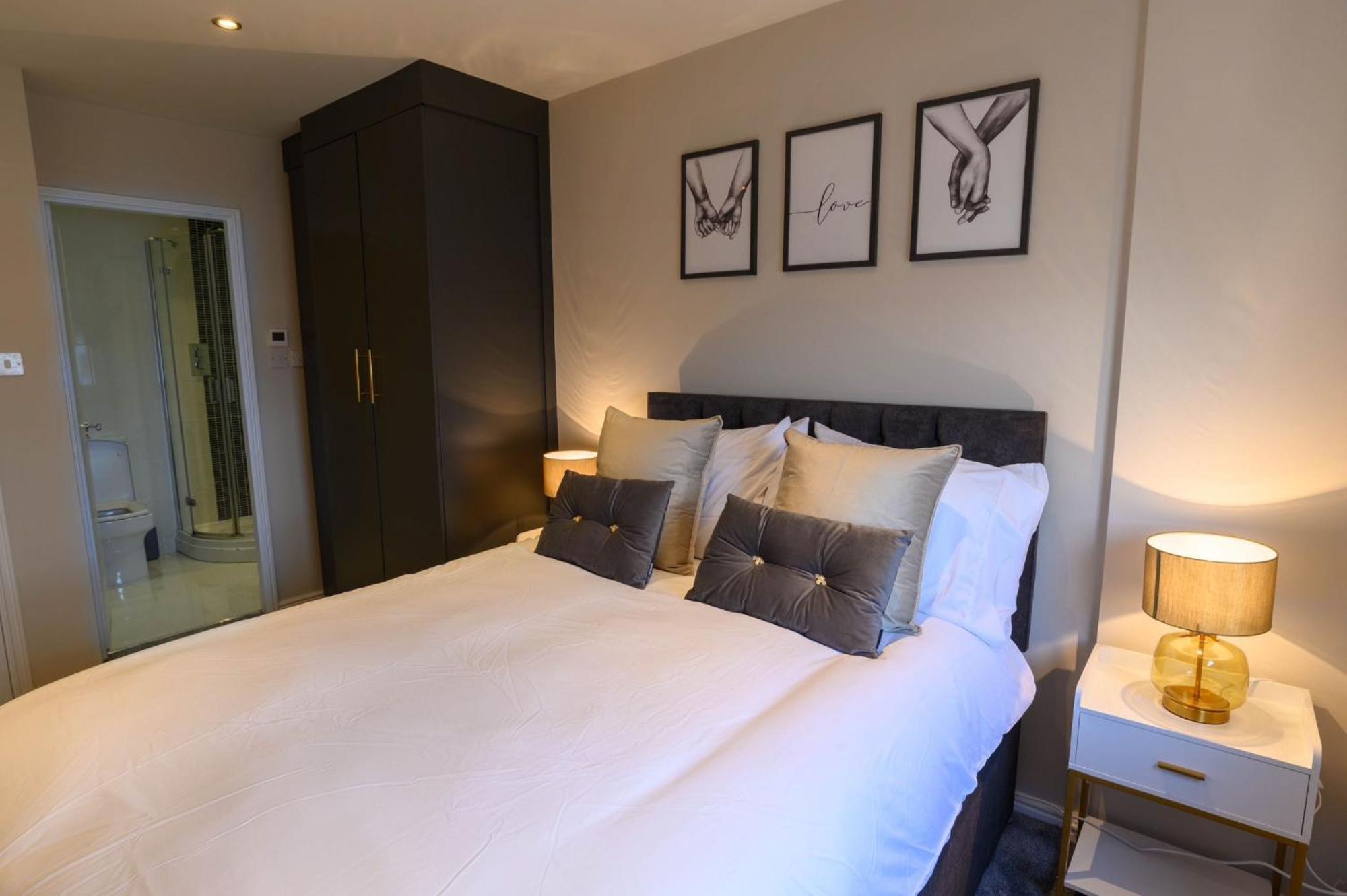 Stunning Location With River View And Parking Space Included Apartment Liverpool